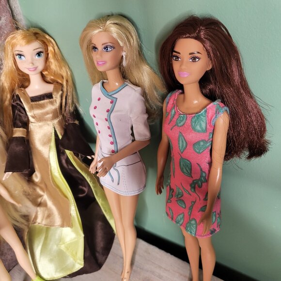 6 Barbie dolls in different outfits - Picture 4 of 7